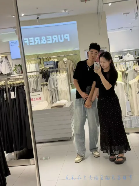 一起逛商场买衣服